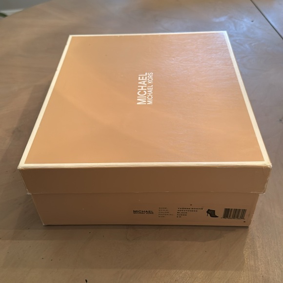 Michael Kors Yvonne Bootie Size 9 - Picture 5 of 5